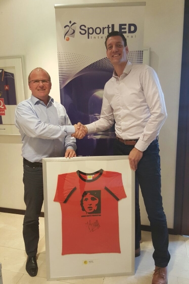 SportLED schließt langfristige Kooperation mit Johan Cruyff Stiftung